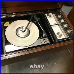 1960s FLIP-UP Vintage Zenith Record Player Console AM/FM Tuner STEREO VERY RARE